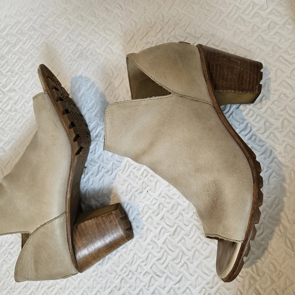 Sorel Tan Ankle Booties with Chunky Heel - Picture 5 of 9
